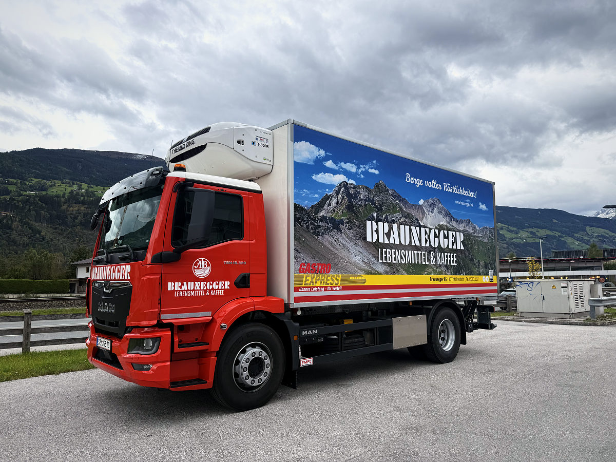 Roter Gastro-Express-Lieferwagen von Braunegger vor den Bergen des Zillertals