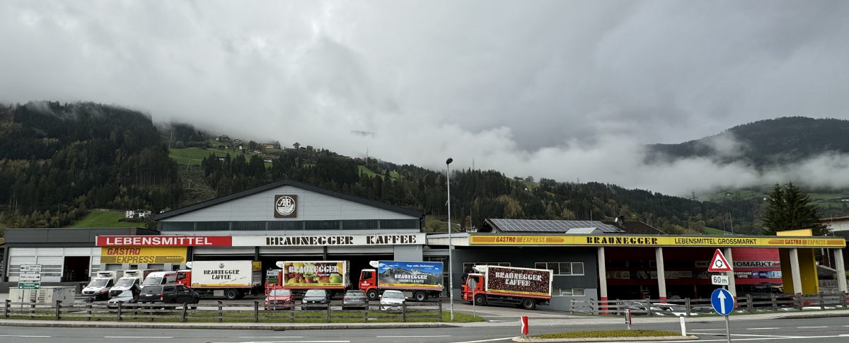 Braunegger Betriebsgebäude in Kaltenbach mit Lkw vor den Bergen des Zillertals